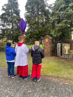 Droga Krzyżowa wokół kościoła